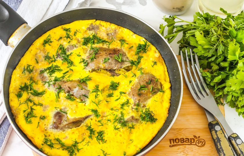 1. Этап. Омлет с печенью: Присыпьте приготовленный омлет с печенью измельченной зеленью и подайте к столу прямо в сковороде.