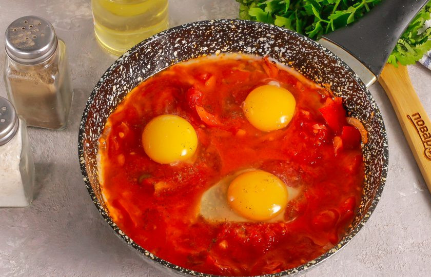 1. Этап. ПП шакшука: Аккуратно сделайте ложкой или силиконовой лопаткой в массе небольшие углубления и вбейте в них куриные яйца, стараясь не разбить желтки. Посолите и поперчите блюдо.