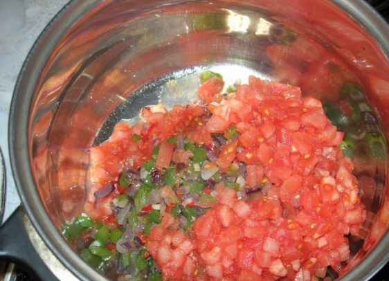 1. Этап. Суп чили с фасолью: 5. Пересыпаем к фаршу обжаренные овощи. Перемешиваем, ставим кастрюлю на огонь.