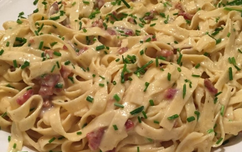 1. Этап. Паста Карбонара с корицей: 5. Готовое блюдо сразу подавайте горячим к столу, украсьте измельченным зеленым луком.