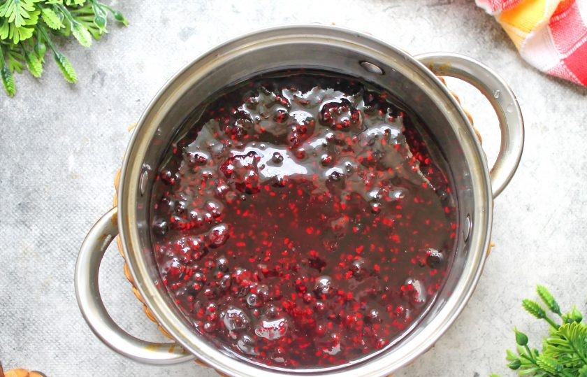 1. Этап. Красная смородина с малиной на зиму: Поставьте кастрюлю с ягодами и сахаром на сильный огонь и доведите до кипения. Варите, мешая, 6-7 минут, а если появится пенка, убирайте.