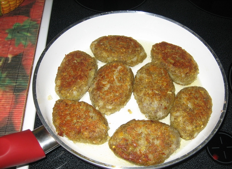 1. Этап. Постные котлеты из чечевицы: Когда перевернете на другую сторону, крышку закройте.