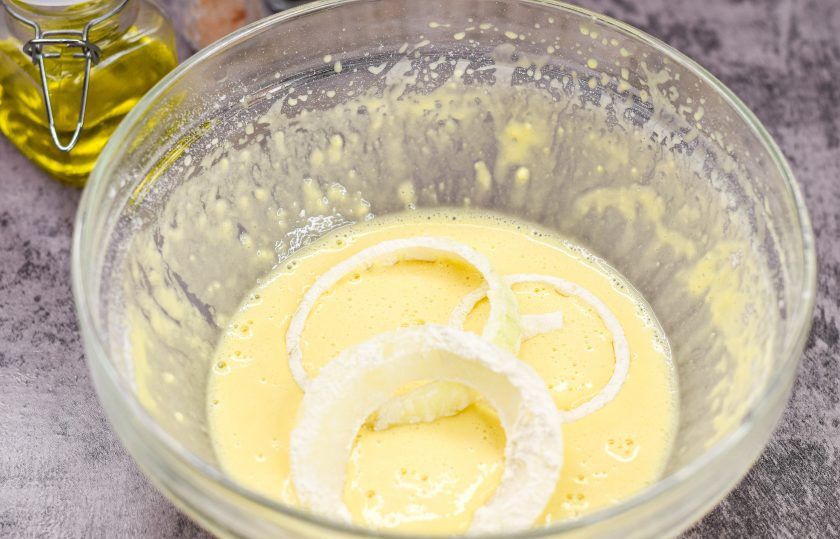 1. Этап. Лук в кляре к пиву: После муки окуните каждое кольцо в кляр и переложите в горячее масло.