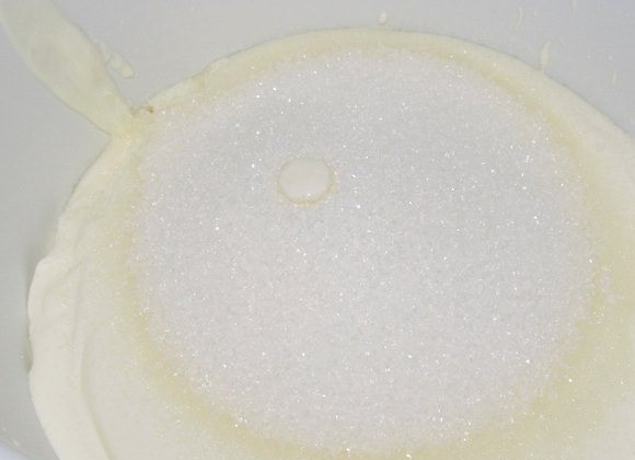 1. Этап. Бисквитный торт со сметанным кремом: 8. Пока выпекается корж, займитесь кремом. Соедините сметану с сахаром, взбивайте до однородности. При желании для аромата можно добавить в этот простой рецепт бисквитного торта со сметанным кремом щепотку ванилина.