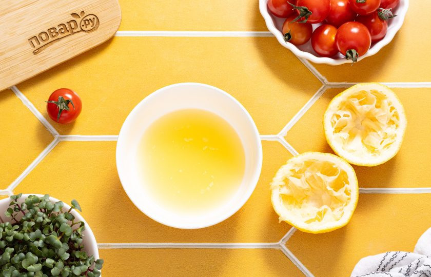 1. Этап. Крем-сыр из миндаля: Из лимона выжмите сок. Процедите его через сито от косточек и мякоти.