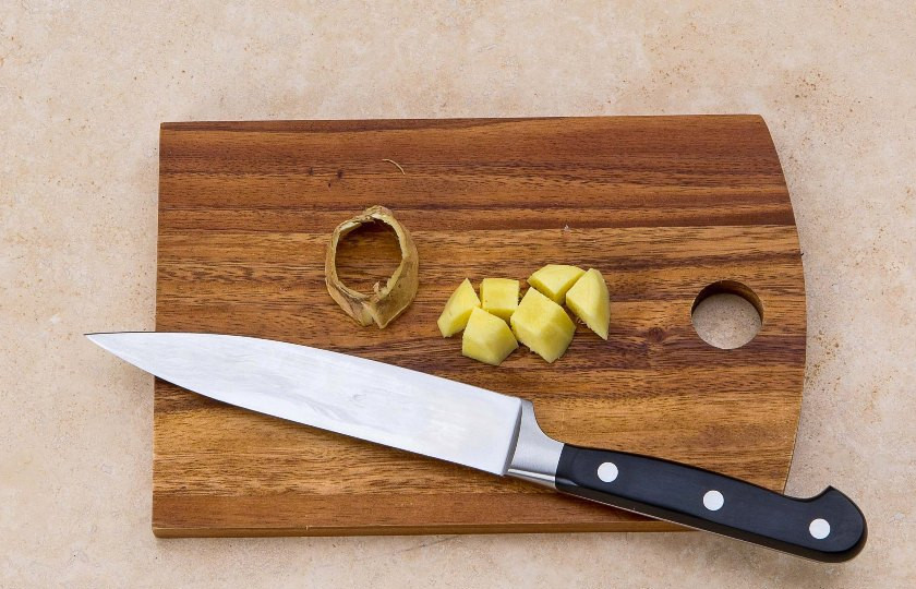 1. Этап. Сбитень столбушинский: Имбирь порежьте на мелкие кусочки.