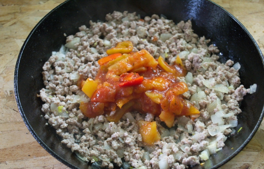 1. Этап. Ленивые пирожки с мясом: Теперь добавьте лечо. Лечо - это салат из большого количества болгарского перца, тушеного в томатном соке с овощами. Если у вас нет лечо, вы можете взять свежий болгарский перец и немного томатной пасты и ввести его в начинку, прибавив немного воды. Овощи быстро приготовятся.