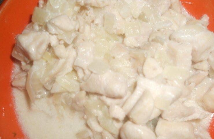 1. Этап. Курник из блинов: 1. Испечь блины по любому рецепту. Измельчить курицу и репчатый лук. Обжарить курицу с половиной лука. Приправить солью и перцем, добавить 1 столовую ложку сметаны и готовить еще 15 минут.