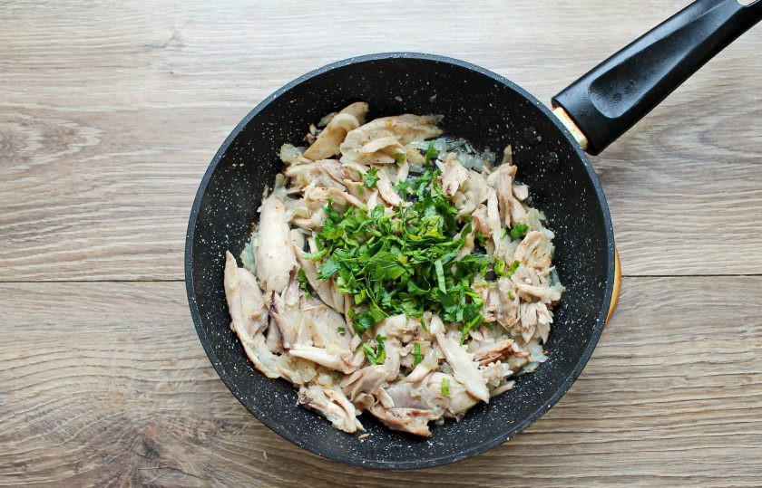 1. Этап. Томатный суп с кинзой: Кинзу мелко порежьте и выложите в сковороду.