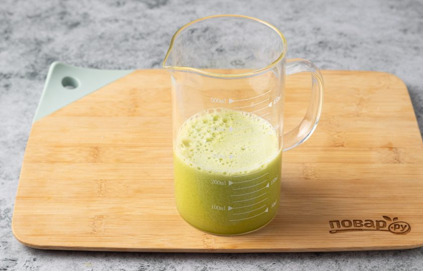 1. Этап. Фреш из сельдерея: Соедините отжатый сок с апельсиновым.