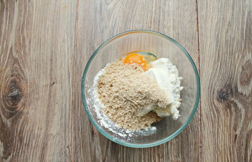 1. Этап. Ленивые вареники по Дюкану: Отруби измельчите и выложите в миску с творогом, крахмалом и яйцом. Все хорошенько перемешайте до однородности и дайте постоять 5 минут.