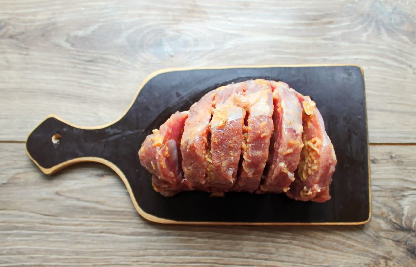 1. Этап. Мясная гармошка с сыром и грибами: Полностью промажьте мясо массой, закройте и уберите в холодильник на один час для маринования.