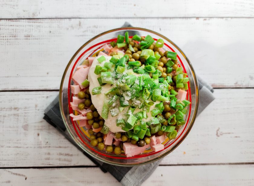 1. Этап. Салат из капусты, горошка и колбасы: Заправьте салат майонезом, добавьте мелко нарезанный зеленый лук, соль и хорошо все перемешайте.