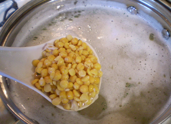 1. Этап. Гороховый суп-пюре с гренками: Доводим мясной бульон до кипения, всыпаем горох. Варим до готовности. По времени это может занять 1 час.