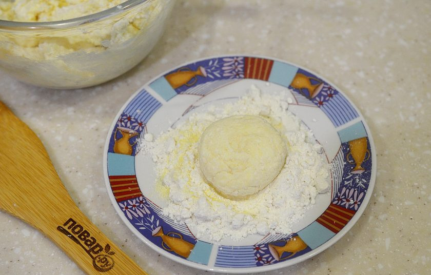 1. Этап. Сырники с рисовой мукой: 6. Смешайте муку и манку для панировки. Формируйте сырники и обваляйте их в панировке.