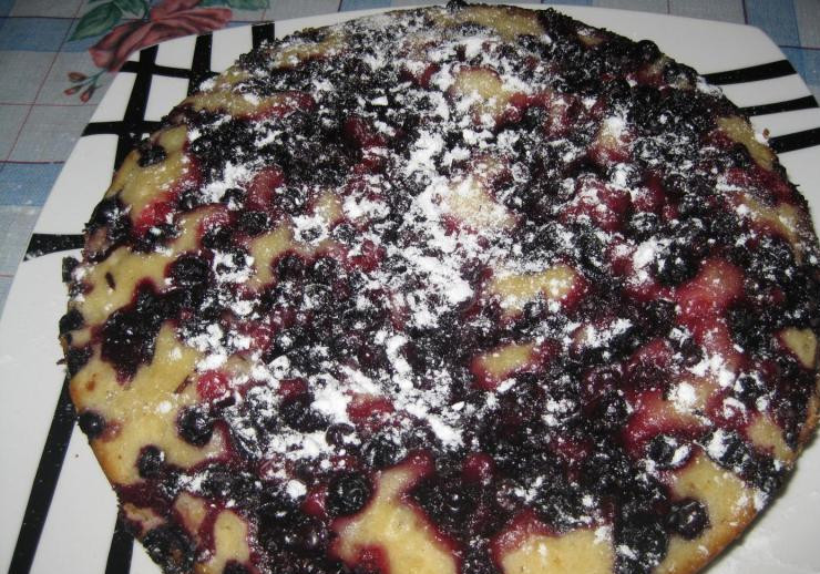 1. Этап. Пирог со смородиной в мультиварке: Когда пирог будет готов, даем ему время немного остыть, перекладываем на блюдо и посыпаем сахарной пудрой. Приятного аппетита!