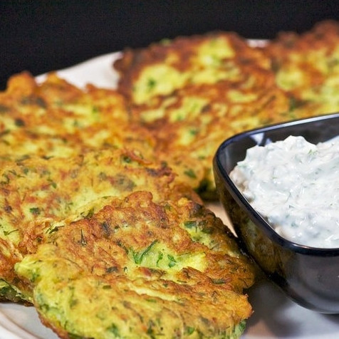 1. Этап. Кабачковые оладьи с козьим сыром: Аналогичным образом жарим все остальные оладьи. Подаем в горячем виде со сметаной или любимым соусом. Приятного аппетита! :)