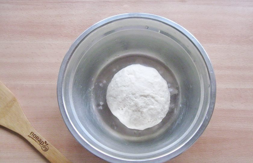 1. Этап. Пельмени из свинины и курицы: Потом выложите тесто на поверхность, присыпанную мукой и замесите крутое, но достаточно эластичное тесто. На это потребуется минут 8-10. После накройте тесто салфеткой и дайте отдохнуть 20 минут.