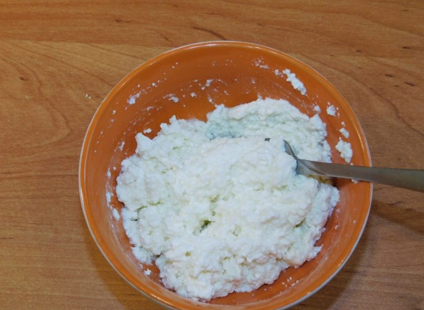 1. Этап. Сдобные ватрушки: Для начинки соедините творог, сыр, яйцо, ванилин, сахар.