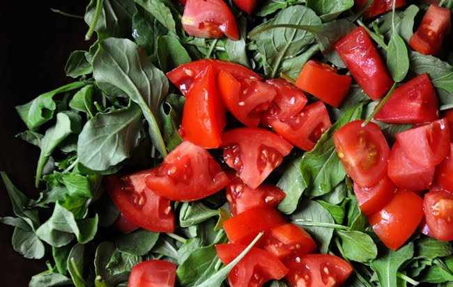 1. Этап. Салат с рукколой и помидорами: 2. Помидорчики промойте, разрежьте напополам и добавьте в салатницу. Можно использовать и большие помидоры, а также помидоры разных сортов и величины. Просто нарежьте их.