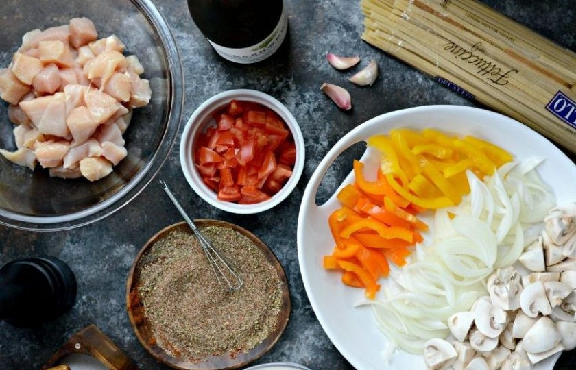 1. Этап. Каджунская паста с курицей: 1. Для начала нарежьте кубиками курицу и помидоры. Соломкой нашинкуйте перец и лук, а грибы - слайсами.