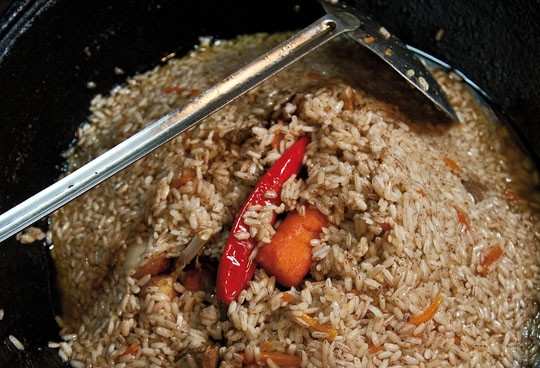 1. Этап. Байрам-плов: Дошедший до готовности плов выкладывайте на большое блюдо горкой.