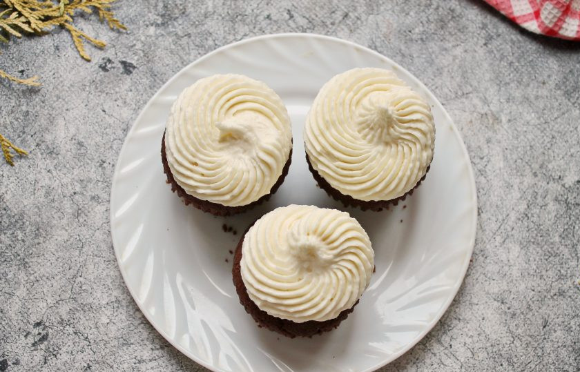 1. Этап. Капкейки с кремом чиз: Готовый крем чиз переложите в корнетик и сделайте сверху капкейка шапочку. Украсьте капкейки по своему желанию и подавайте к столу.