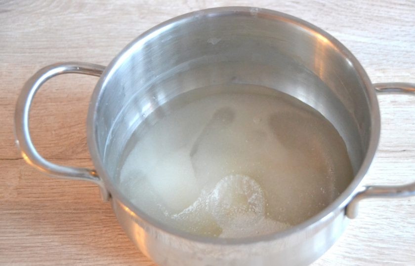 1. Этап. Торт Груши в карамели: Одновременно поставьте на плиту небольшую кастрюльку, в которую влейте 50 мл. воды, всыпьте 100 грамм сахара, добавьте 100 грамм глюкозного сиропа. Нагрейте смесь до 103 градусов к моменту готовности карамели. Если нет специального термометра, то варите 2 минуты с момента закипания.