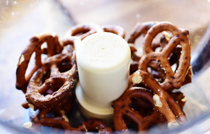 1. Этап. Жареный козий сыр: 1. При помощи блендера измельчите печенье в мелкую крошку.