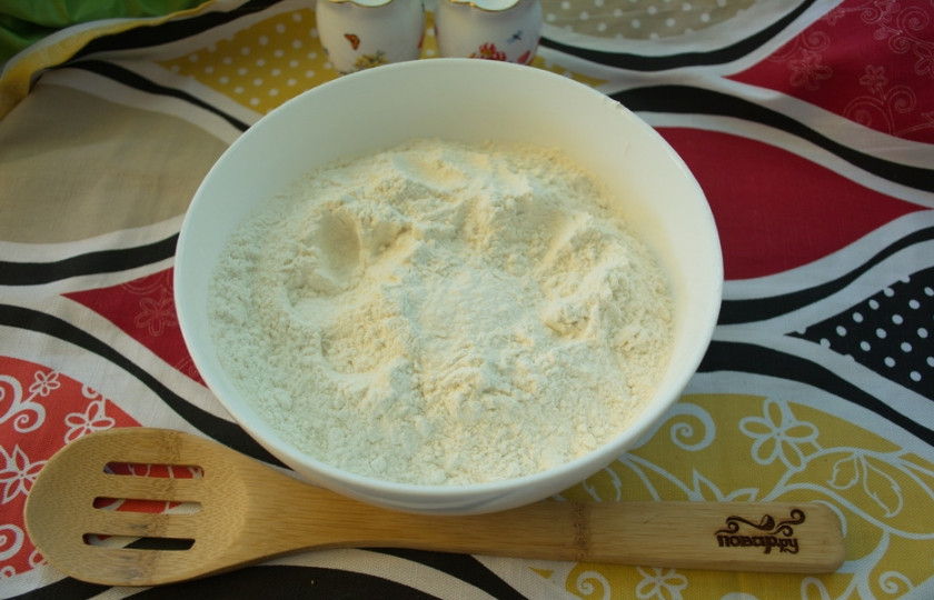 1. Этап. Осетинский пирог Царский: В воду добавьте сахар и соль. Введите дрожжи и яйцо. Разведите дрожжи в воде. Просейте муку. Введите дрожжи в тесто. Замесите тесто.
