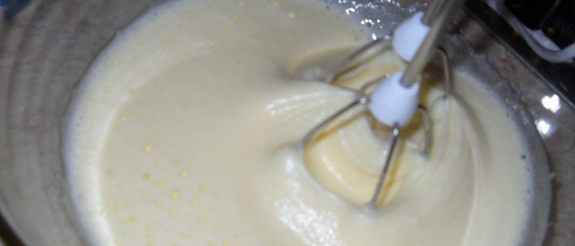 1. Этап. Кексики с медом: Яйца взбейте с сахаром.