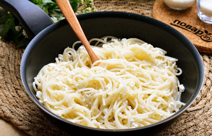 1. Этап. Сладкие спагетти с творогом: Перемешайте все ингредиенты, готовьте спагетти с творогом на сковороде еще пару минут и готово. Снимите сковороду с огня.