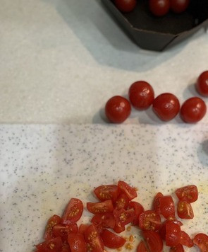 1. Этап. Пицца на дрожжевом тесте: Измельчить помидоры