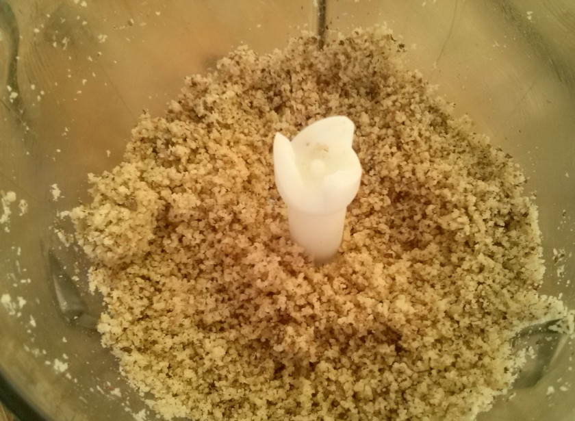 1. Этап. Узбекская халва: Орехи измельчите в блендере.