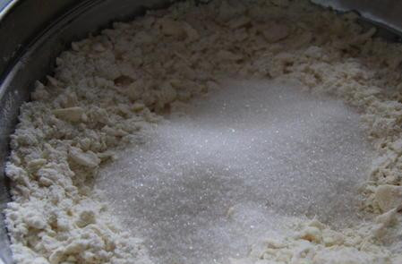 1. Этап. Печенье Цветочки: Добавляем сахар и еще раз перетираем.