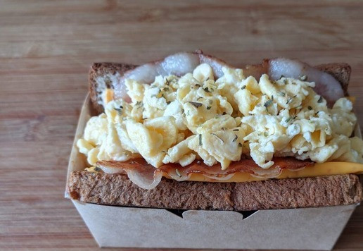 1. Этап. Корейский сэндвич с яичницей-болтуньей: Кладём яичницу-болтунью сверху сыра. Посыпаем сухой зеленью: укроп, петрушка, базилик, смеси трав.