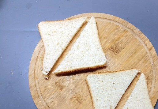 1. Этап. Мини-бутерброды Ассорти: Каждый ломтик хлеба разрезать по диагонали на 2 части.