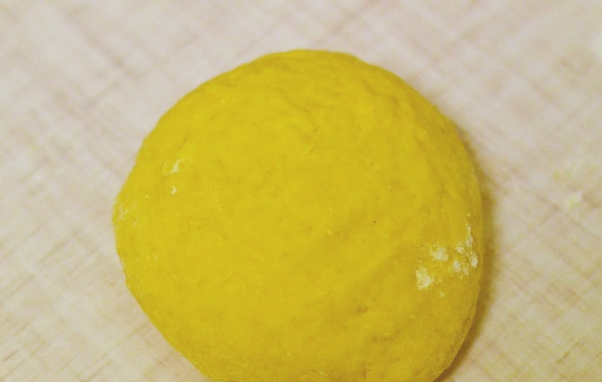 1. Этап. Крендельки с корицей: Замесите мягкое, эластичное тесто.