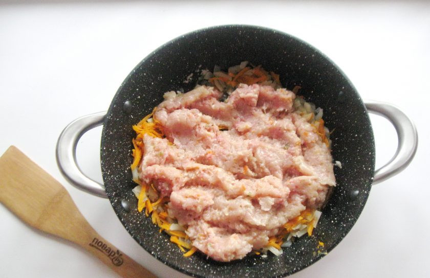 1. Этап. Ленивые голубцы как в столовой: После выложите в сковороду фарш.