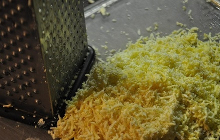 1. Этап. Салат Мимоза с мышками: Белки пойдут отдельным слоем в салат, а желтки нам понадобятся для украшения салата.