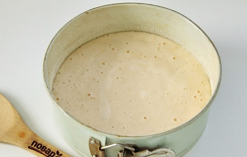 1. Этап. Сырный бисквит: Форму для выпечки смажьте маслом. Дно и бока присыпьте мукой или манкой и переложите тесто в форму. Выпекайте при температуре 180 градусов около 30-40 минут.