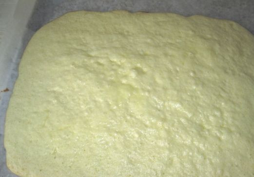 1. Этап. Рулет за 5 минут: Теперь ставим противень в разогретую до 250 градусов духовку всего на 5 минут, этого времени вполне достаточно.