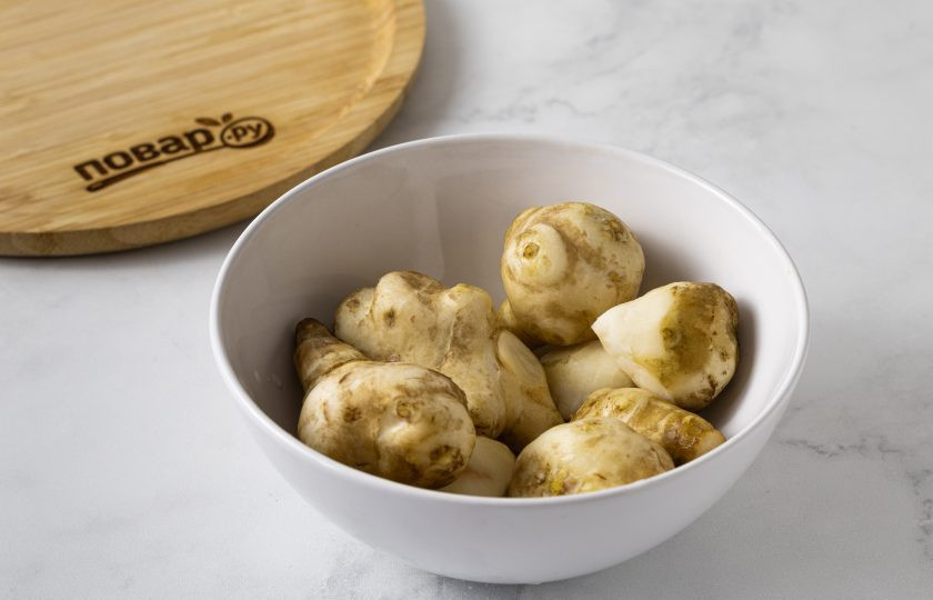 1. Этап. Маринованный топинамбур: Топинамбур тщательно помойте жесткой губкой. Если кожура слишком темная и толстая, то срежьте ее овощечисткой.