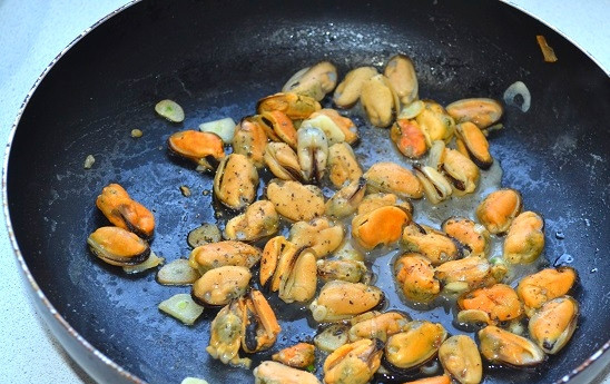 1. Этап. Мидии в соевом соусе: 7. Поперчите по вкусу.