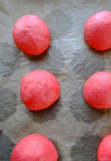 1. Этап. Бургер-гриль красный бархат: Разделить тесто на 6 частей, скатать шарики. Оставить на 5-7 минут под полотенцем.