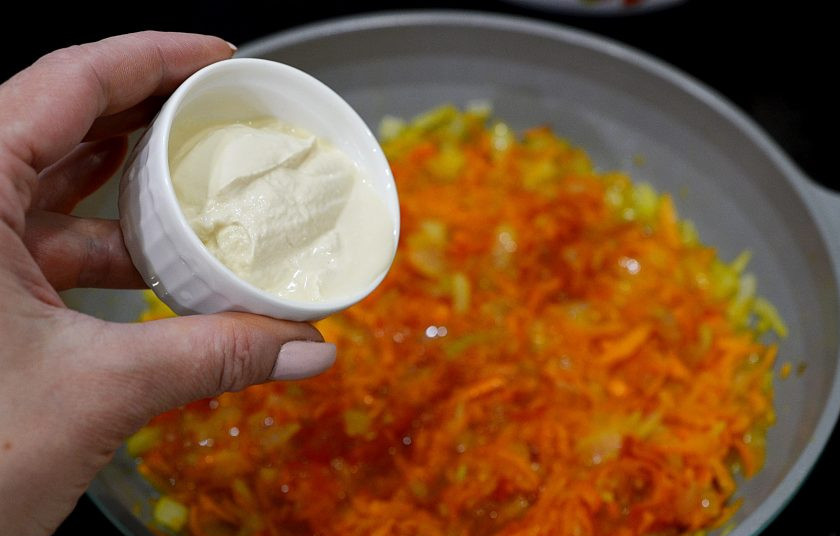 1. Этап. Подлива для голубцов: Добавьте сметану, перемешайте и тушите еще 5 минут. Густоту подливы регулируйте водой.