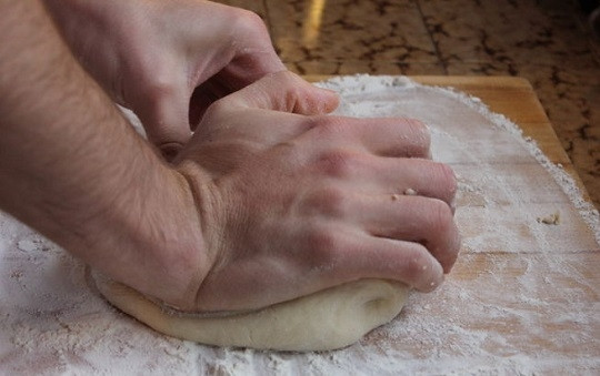 1. Этап. Пончики во фритюре: 2. После обязательно нужно вымешать тесто руками (не менее 5-10 минут). Оно должно быть пластичным, воздушным.