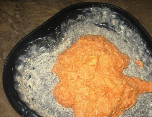 1. Этап. Морковно-творожный торт: Формочку для запекания, в которой вы планируете печь торт, смажьте сливочным маслом. Выложите на нее морковное тесто. Хорошенько разровняйте его и поставьте в духовку, раскаленную до ста восьмидесяти градусов, на пятнадцать минут.