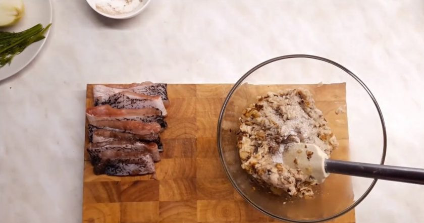 1. Этап. Банкетные котлеты: 3. Нарежьте лук очень мелко, обжарьте его на оливковом масле (можно на том же, где вы обжаривали грибы). Затем добавьте лук в фарш, добавьте прованские травы и орегано, посолите, добавьте яйцо, мелко нарезанную зелень. Тщательно перемешайте и аккуратно с помощью ложки наполните этой массой колечки из щуки.