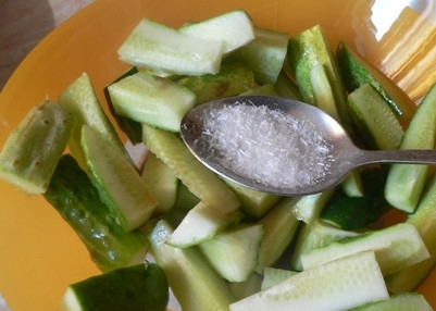 1. Этап. Салат по-корейски из огурцов: Посолить, посыпать сахаром, влить соевый соус и перемешать.